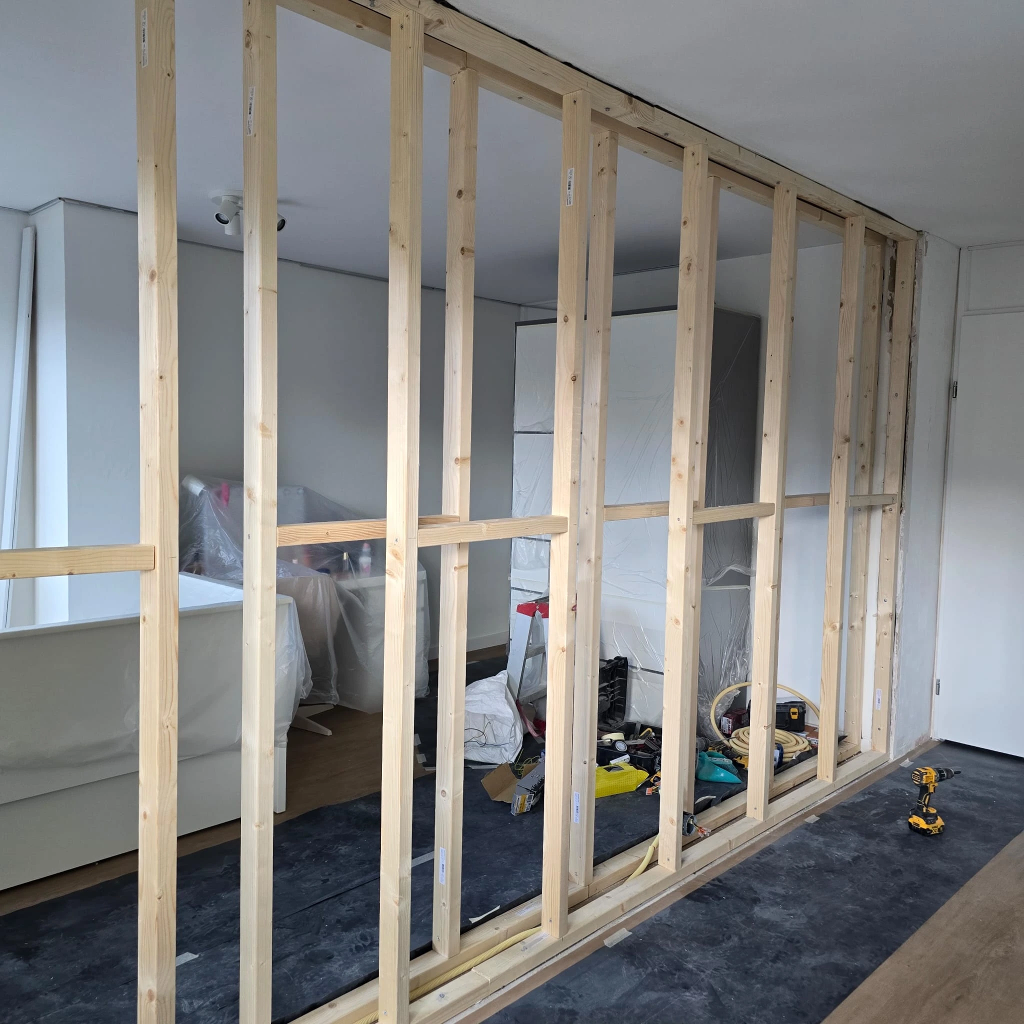 Extra wanden geluidsiolatie plaatsen